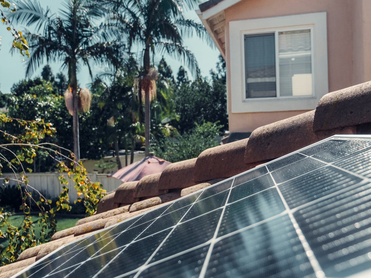 Installation de panneaux solaires sur le toit : Combien d’électricité peut-on produire selon la surface et l’emplacement en France ?